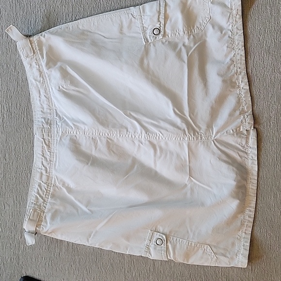 FRESH PRODUCE white 100% cotton scort.  Side pockets.  Size is XS. - Picture 4 of 6